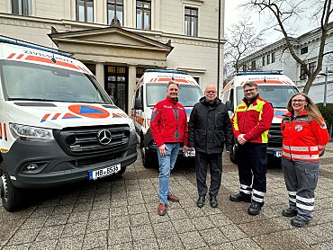 Innensenator Ulrich Mäurer übergibt die neuen KTW an Jan Lückert (Johanniter-Unfall-Hilfe Bremerhaven, links), Alexander Scheidl (Arbeiter-Samariter-Bund Bremen) und Yvonne Dufeu (Deutsches Rotes Kreuz Bremen)