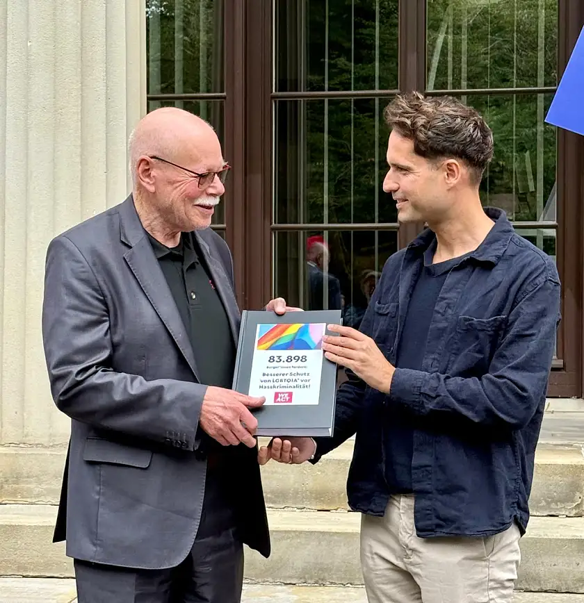 Petent Christian Gersbacher überreicht IMK-Vorsitzenden Ulrich Mäurer die Petition