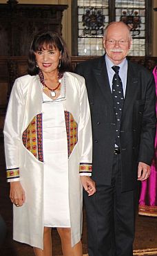 Foto: Modedesignerin Laila Noor und Senator Mäurer