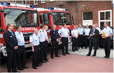 Innensenator Mäurer (3.v.re) mit dem Lt Brandschutzdirektor Knorr (ganz rechts) sowie Mitgliedern der Berufsfeuerwehr und Freiwilliger Feuerwehren
