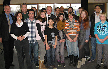 Foto: Senator Mäurer (Mitte) mit Ortsamtsleiter Ulrich Höft, der Bürgerschaftsabgeordneten Ruken Aytas, dem Leiter des Jugendzentrums, Betreuern, Kindern und Jugendlichen im Kinder- und Jugendhaus Hemelingen