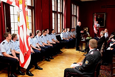 Foto: Innensenator Mäurer spricht ein Grußwort anlässlich der Vereidigung von 13 Brandmeister-Anwärtern