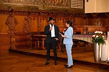 Aniel Agramonte Rivero aus Kuba berichtete im Interview mit Canan Sevil aus dem Innenressort über seine Geschichte und Eindrücke. Foto: Senatspressestelle