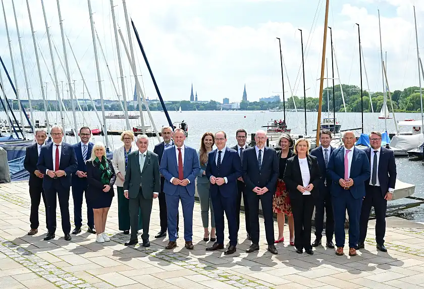 Gruppenfoto der Teilnehmenden der 225. Sitzung der Innenministerkonferenz in Hamburg