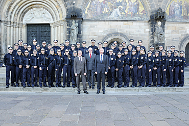 Foto: Innensenator U.Mäurer (Mitte) und Polizeipräsident L. Müller (rechts davon) sowie der Direktor der Ortspolizeibehörde Bremerhaven, H. Götze (links davon) und 48 Absolventen der HfÖV, Bereich Polizei