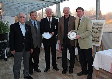 Foto von links: Günter Bolz (Ehrenvorsitzender der BTV 1877), Peter Zenner (LSB-Präsident), Fritz Schütt (1. Vorsitzender der BTV 1877), Senator Ulrich Mäurer, Bernd Zimehl (Vorsitzender des Kreissportbundes Bremen-Stadt)