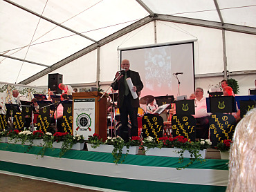 Foto: Senator Mäurer spricht ein Grußwort zum 100jährigen Jubiläum des Schützenvereins in Huchting
