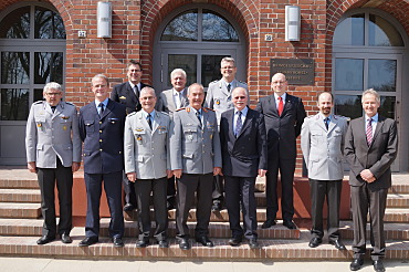 (Foto LKdo Bremen): Generalmajor Wiermann und Senator Mäurer mit weiteren Teilnehmern des Treffens