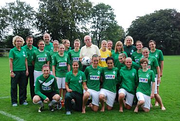 Foto: Senator Ulrich Mäurer mit Werders Fußballerinnen nach dem Schlusspfiff