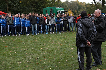 Foto: Senator Mäurer (re) mit den Teilnehmerinnen und Teilnehmern des 33. Waldlaufs der Polizei Bremen