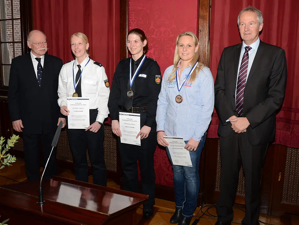 Foto v.li: Senator Ulrich M&auml;urer, Jennifer Meyer, Christina Biese, Svenja Beckendorf, Polizeipr&auml;sident Lutz M&uuml;ller