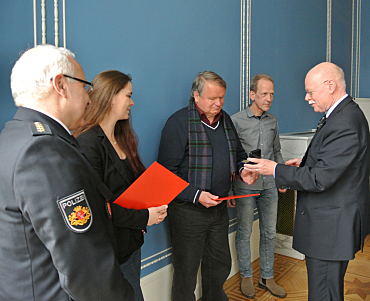 Foto von links: LPD Michael Steines, Sabine Haeske, Wilhelm Schulze, Jochen Corsten, Senator Ulrich Mäurer