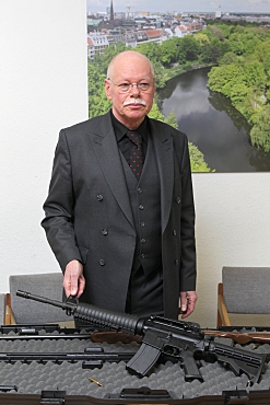 Foto: Senator Mäurer präsentiert zur Anschauung ein kriegswaffenähnliches halbautomatisches Gewehr