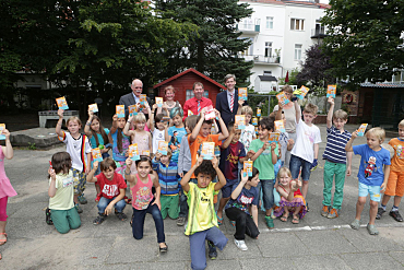 Foto (KSB Stadt). Von li: Senator Ulrich Mäurer, Sabine Lohbeck, Bernd Zimehl, Nils Andresen mit Kindern der Schule an der Bgm.-Smidt-Straße