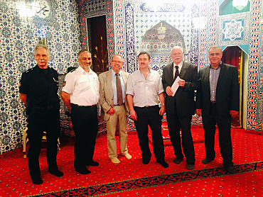 Foto: Senator Mäurer (2.v.re) und Ortsamtsleiter Dornstedt (3.v.li) mit Vorstandsmitgliedern der Gemeinde der Eyüp Sultan Bahce Moschee sowie Vertretern des örtlichen Polizeireviers