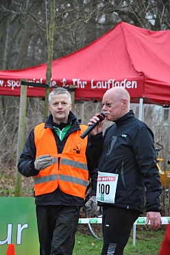 Foto: Senator Ulrich Mäurer (re) und Veranstalter Utz Bertschy bei der Begrüßung zum 2. Lauf der AOK-Winterlaufserie