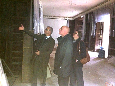 Foto: Senator Mäurer (Mitte), Frau Wessel-Niepel, Leiterin des Stadtamts, Herr Pampus, verantwortlicher Architekt, während der Baustellenbesichtigung 