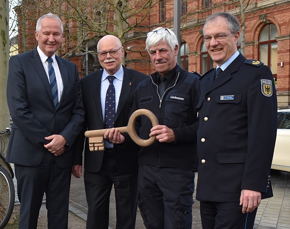 Vor dem frisch restaurierten Revier Innenstadt (von links). Polizeipräsident Lutz Müller, Innensenator Ulrich Mäurer, Revierleiter Axel Lindemann, Martin Kuhlmann, Präsident der Bundespolizei Hannover 