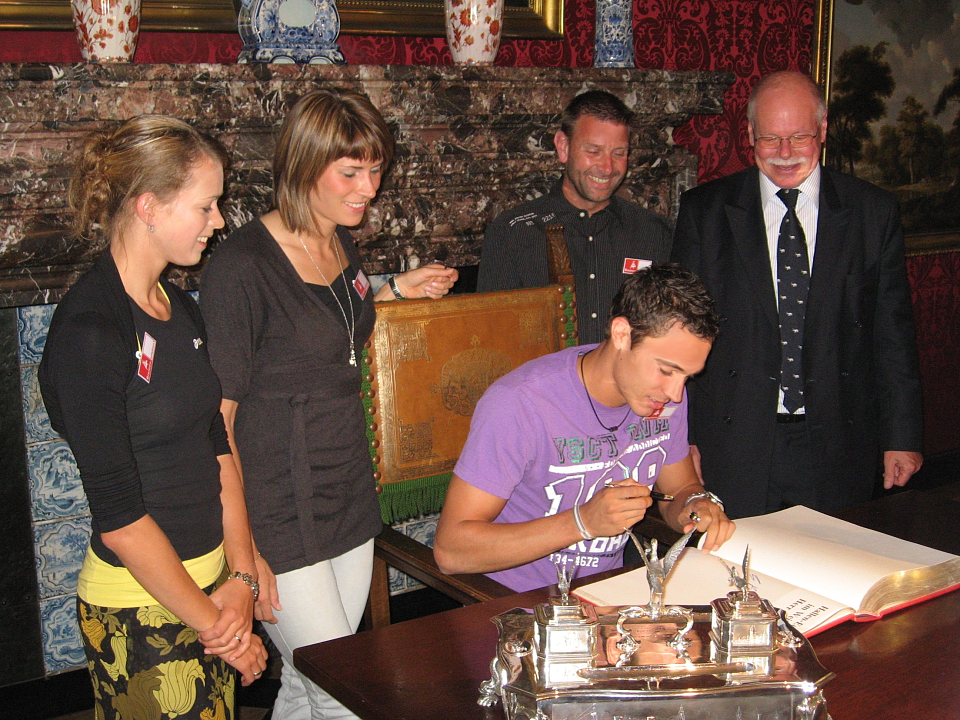 Foto: Jonna Tilgner, Carolin Nytra, Sebastian Bayer, Jens Ellrott, Senator Ulrich M&auml;urer (v.l.)