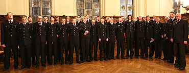 Foto: Ltd Branddirektor Knorr (ganz li), Senator Mäurer (ganz re) und Brandrat Schleef (2.v.re) mit den Teilnehmern des Senatsempfangs anlässlich des Gelöbnisses und Beförderungen der Freiwilligen Feuerwehren Bremen