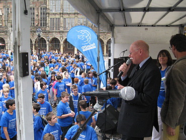 Foto: Senator Mäurer begrüßt die Teilnehmer des 5. Bremer Friedenslaufs