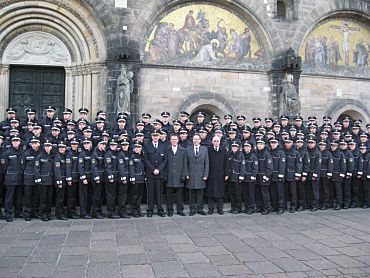 Foto: Gruppenfoto des neuen Polizei-Ausbildungsgangs mit Senator Mäurer, Polizeipräsident Münch, Direktor Ortspolizeibehörde Bremerhaven Götze, stv Polizeipräsident Müller (Mitte von re)