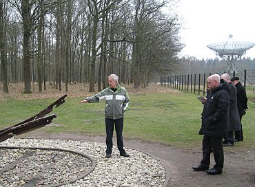 Foto: Senator Mäurer  (3.v.re) und andere Delegationsmitglieder in der Gedenkstätte Westerbork 