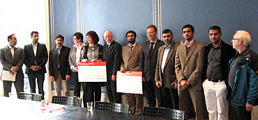Foto: Senator Mäurer (6. v.li) mit Vertreterinnen und Vertretern der Jugendorganisation der Ahmadiyya Muslim Gemeinde, dem Kinderhospiz Löwenherz und Humanity First Deutschland e.V.