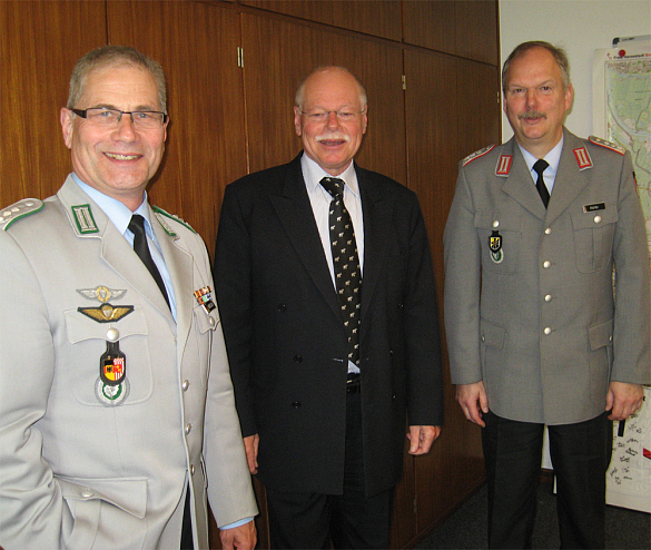 Foto von li: Oberst Werstler, Senator Mäurer, Oberst Körbi