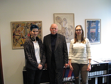Foto: Innensenator Mäurer mit Sophia Leigraf (re) und Johanna Sander (li)