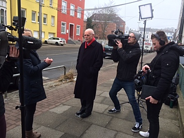 Foto: Senator Mäurer mit einem Team des RTL-Fernsehens in der Straße Am Dobben