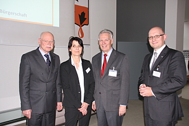 Foto von links: Senator Ulrich Mäurer, die Leiterin der HÖV, Prof. Dr. Luise Greuel, Prof. Jörg Ziercke, der Leiter der Direktion Kripo/LKA,  Prof. Dr. Daniel Heinke.