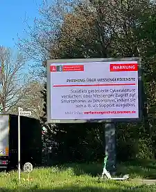 Auf Info-Sreens warnt der Bremer Verfassungsschutz vor Gefahren