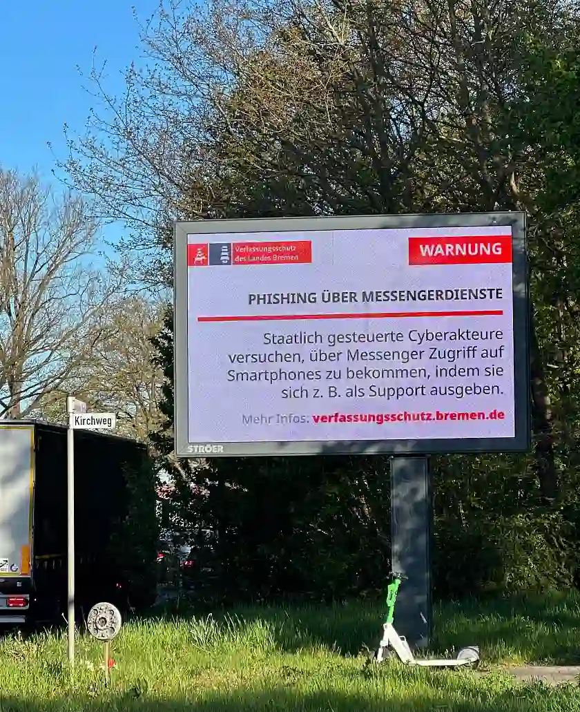 Auf Info-Sreens warnt der Bremer Verfassungsschutz vor Gefahren