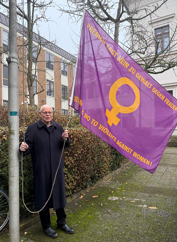 Innensenator Ulrich Mäurer hisst die Fahne Bremen sagt NEIN zu Gewalt gegen Frauen und Mädchen