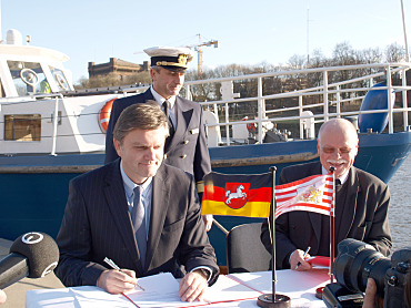 Foto von links: Innenminister Schünemann , Direktionsleiter Wasserschutz- und Verkehrspolizei Gerhard Schulze und Innensenator Mäurer bei der Vertragsunterzeichnung