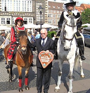 Foto: Senator Mäurer mit Graf Anton Günther und seinem Knappen