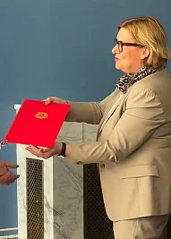 Innensenatorin Dr. Högl überreicht Lebensrettern heute Urkunde