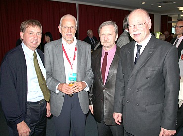 Foto von rechts: Sportsenator Ulrich Mäurer, Peter Zenner (LSB-Präsident), Prof. Dr. Hans-Jürgen Schulke (Vizepräsident Special-Olympics-Deutschland), Bernd Zimehl (Vorsitzender des Kreissportbundes Bremen-Stadt)