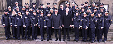Foto: Gruppenbild mit Polizeipräsident Lutz Müller, Direktor der Ortspolizeibehörde Bremerhaven Harry Götze, Senator Ulrich Mäurer und den Polizeikommissarsanwärterinnen und –anwärtern