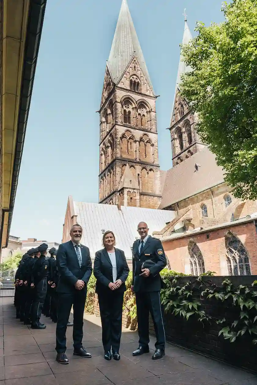 Dr. Eva Högl mit Bremens Polizeipräsident Dirk Fasse (rechts) und Direktor der Ortspolizeibehörde Bremerhaven Volker Ortgies (links)