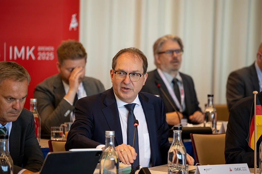 Bild: IMK_Tag3_Plenarsitzung_002 
&tilde; Bildnachweis: (c) Senator für Inneres und Sport