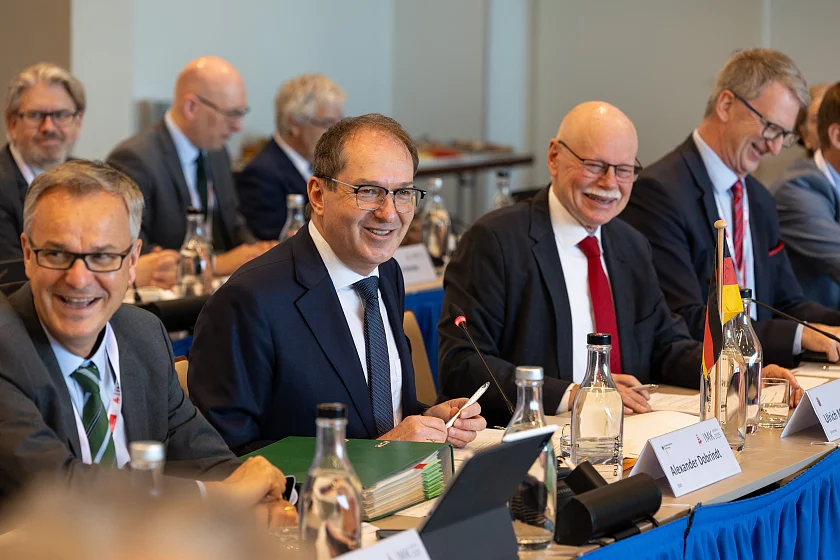 Bild: IMK_Tag3_Plenarsitzung_009 
&tilde; Bildnachweis: (c) Senator für Inneres und Sport