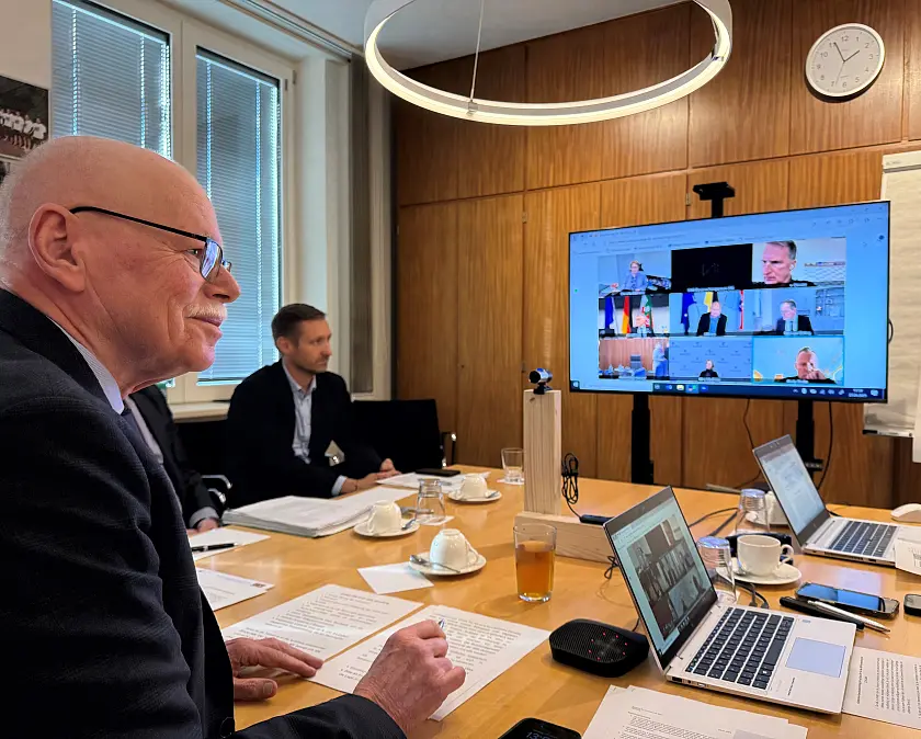 Innensenator Ulrich M&auml;urer f&uuml;hrt durch die Sitzung