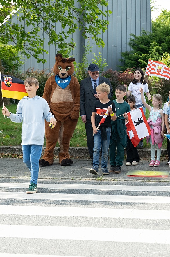 Innensenator Ulrich Mäurer übt mit Kindern das sichere Überqueren der Straße