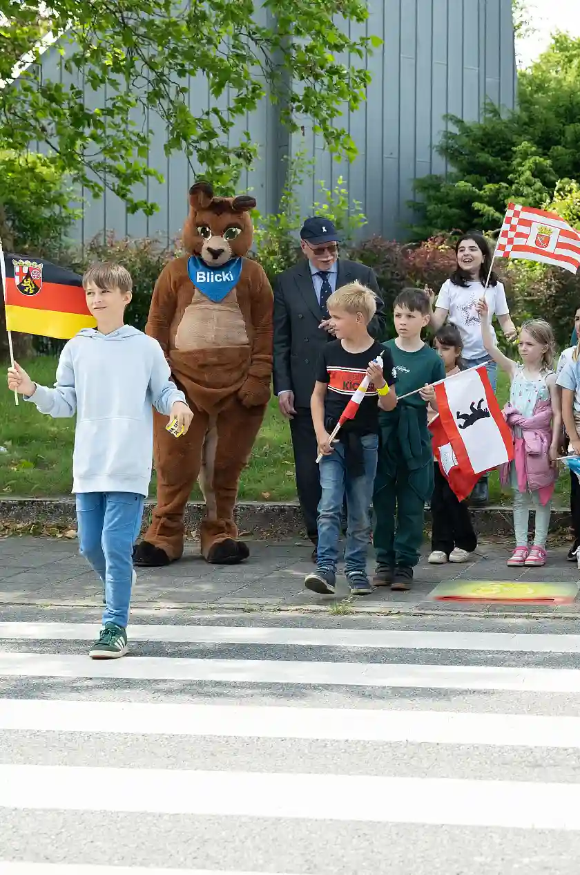 Innensenator Ulrich M&auml;urer &uuml;bt mit Kindern das sichere &Uuml;berqueren der Stra&szlig;e