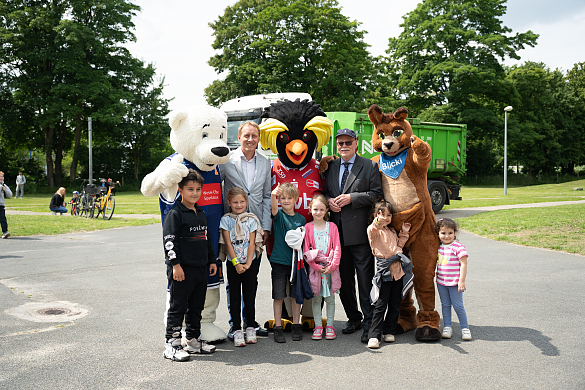 Innensenator Ulrich Mäurer und Hauke Hilz mit den Kindern der Fritz-Reuter-Schule